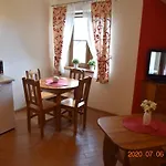Apartment Przy Basenie Blisko Morza Brown Puck